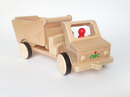 Houten speelgoed kipwagen met een houten rood  mannetje achter het stuur.