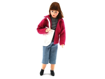 Popje voor poppenhuis, moderne Mama met lang bruin haar, korte donkerroze jas, blauwe 3/4 jeans, wit-zwart gestreepte sweatshirt en een grote witte boodschappentas.