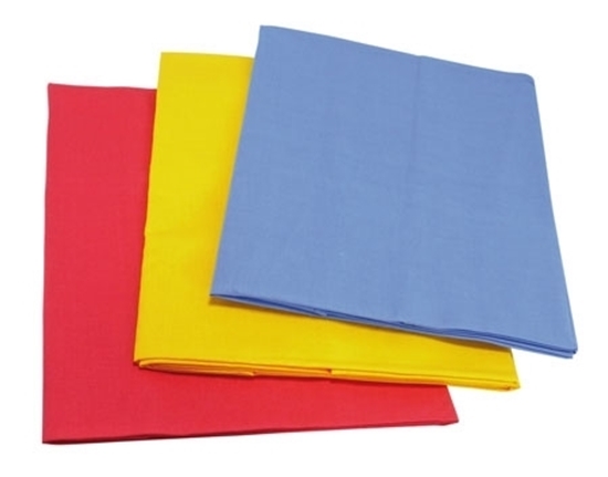 Set van drie kleine katoenen speeldoeken opgeplooid (blauw, rood en geel).
