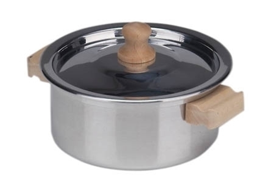 Speelgoed kookpot in aluminium met houten handvaten en een houten knop op het deksel .