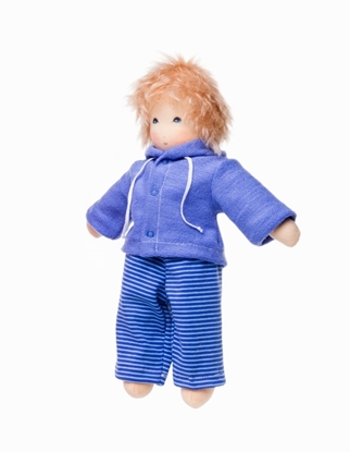 Jongen voddenpop met blond mohair haar en blauwe ogen, een blauw gestreepte lange broek en een effen blauwe hoodie.