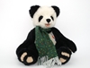 Ours panda en mohair avec une longue écharpe verte en laine.