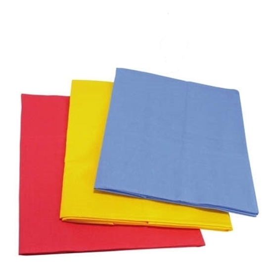 Drie grote katoenen speeldoeken opgeplooid, een rode, een gele en een blauwe.