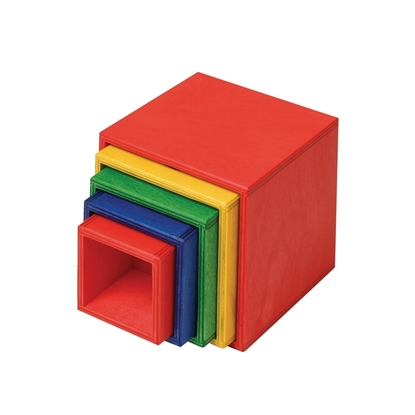 5 in elkaar geschoven houten kubussen die op de zij liggen. De grootste is een rode, gevolgd door een gele, een groene, een blauwe en als kleinste ook een rode.