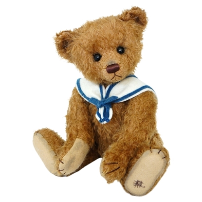 Teddy beer in mohair met blauw zeemanskraagje.