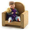 Poupée pour maison de poupée, petit garçon assis dans un fauteuil en bois, portant un Nounours dans ses  bras.