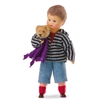 Klein jongetje, poppenhuis pop, met blauwe korte broek en grijs-zwart gestreepte hoodie. Hij draagt een paars doekje en een teddy beer in zijn armen.