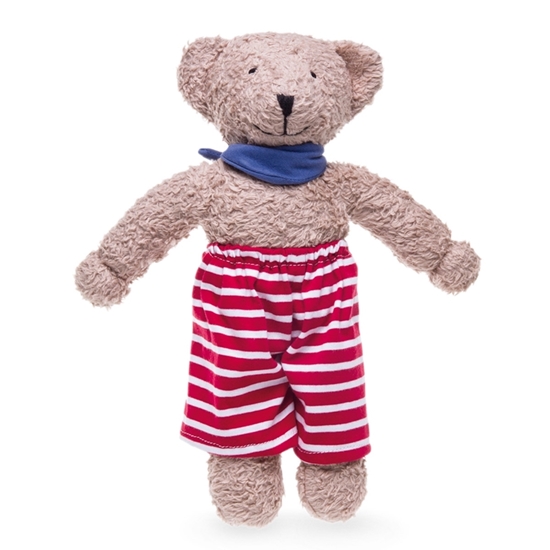 Licht bruine teddy beer in bio katoen, met een rood-wit gestreepte lange broek en een blauw sjaaltje rond de hals.