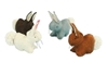 Quatre petits lapins en feutrine laine, tous quatre avec une queue blanche, un blanc, un gris, un bruin clair et un brun foncé.
