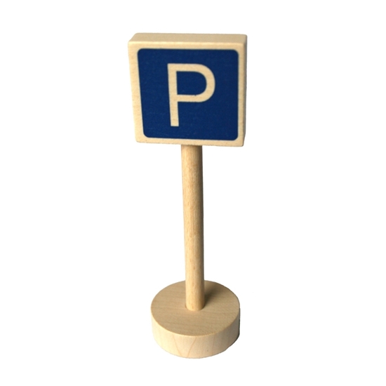 Voor de speelauto's, houten verkeersteken parking: ronde houten sokkel met houten paal en blauw rechthoekig paneel met een witte P.