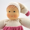 Close up du visage de la poupée doudou Nanchen rose et blanc.