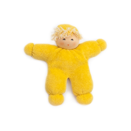 Klein geel voddenpopje met gele muts, blond wollen haar en blauwe ogen.