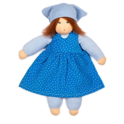 Voddenpop van 35 cm met donker bruin mohair haar en blauwe ogen. Ze draagt lichtblauw ondergoed, een blauw kleed met witte stippen en een lichtblauwe hoofddoek.