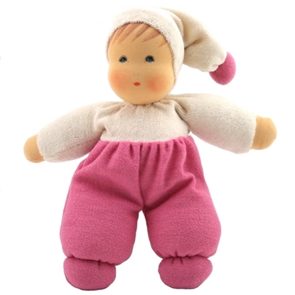 Roze en witte badstof knuffelpop met witte pinnenmuts en roze pompon.