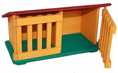 Houten speelgoed boerderij konijnenhok, groene bodem, rood dak en gele wanden met 2 klapdeuren.