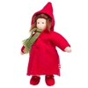 Voddenpop met bruin mohair haar en bruine ogen. Ze draagt een lange rode wollen mantel met capuchon, rode  wollen schoenen en een groene sjerp.