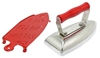 Un fer à repasser en métal pour enfants avec poignée en bois rouge et à côté un support en métal rouge pour le fer à repasser.