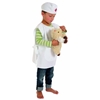 Een kleine jongen draagt dokterskledij bestaande uit een witte schort en een muts met een rood kruisje erop. Hij draagt in zijn armen een pluchen leeuw.