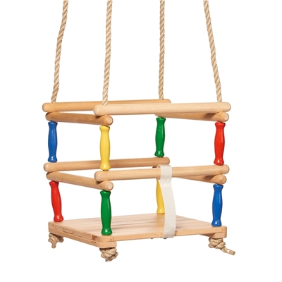 Houten schommel gemaakt van koorden en houten cilinders van natuur hout en gekleurd rood, geel, groen en blauw.