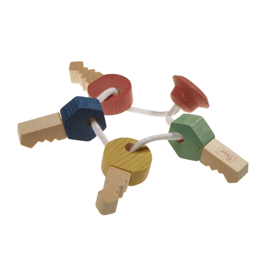Een witte koord loopt door 4 houten sleutels, 1 rode, 1 blauwe, 1 gele en 1 groene.