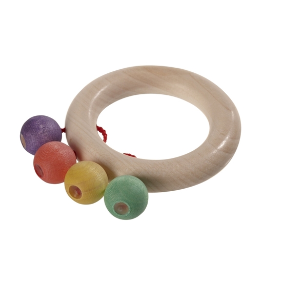 Een esdoorn natuurhouten ring met 4 kleine houten bolletjes: 1 paarse, 1 rode, 1 gele en 1 groene, allemaal verbonden met de ring door een rood katoenen touwtje als baby rammelaar.