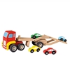 Camion jouet en bois rouge sur lequel sont transportés 4 petites voitures.