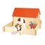 Speelgoed boerderij gemaakt van planken die in elkaar schuiven, muren in natuurhout, rood gelakt dak, geleverd met bijpassende dieren.