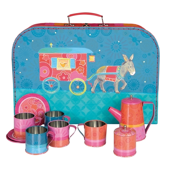 Blauw kartonnen valiesje met afbeelding van een zigeunerwagen. Ervoor staat een rood tinnen speelgoed koffieservies.