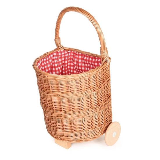 Rieten boodschappen caddie, met twee houten wielen en bekleed van binnen met rood en wit geruitte katoenen stof.