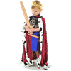 Petit garçon portant un manteau de roi en velours rouge bordé d'hermine artificielle tient une épée en bois dans ses mains et la regarde.
