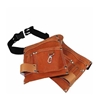 Une ceinture à outils enfant en cuir véritable rouge-brun avec ceinture ajustable en matériau synthétique noir, dont les deux pochettes sont disposées en quinconce l'une sur l'autre.