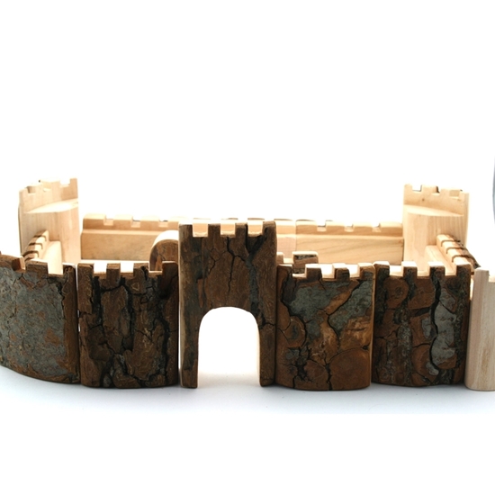 Blokken met verschillende vormen in takkenhout vormen samen een ridderkasteel.