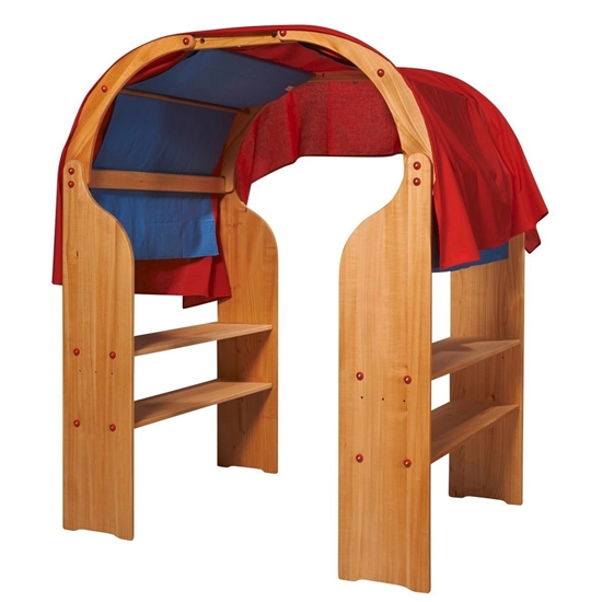 Tweehouten speelstandaarden met twee bogen bedekt met blauwe en rode doeken vormen een houten speelhuisje.