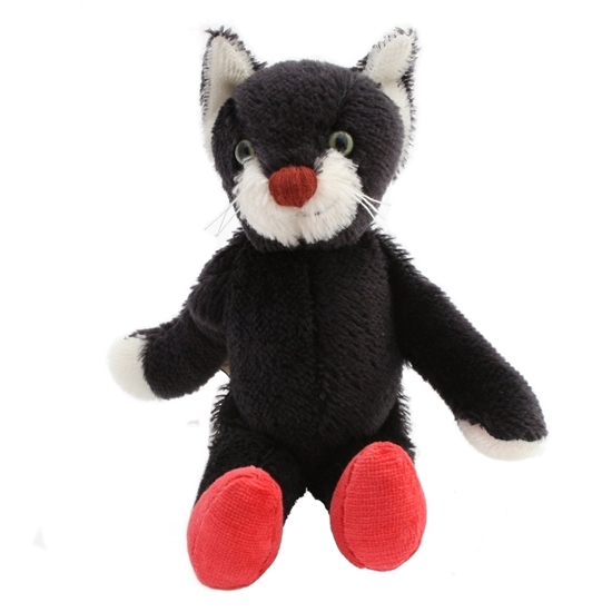 Een zwarte kat in mohair zit. Hij heeft een witte mohair snoet met witte snorharen en rode neus, witte oortjes, witte handpalmen en rode botjes.