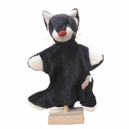 Handpop kat in zwarte mohair staat op een stokje en heeft een rode neus, witte snoet, oren en poten.