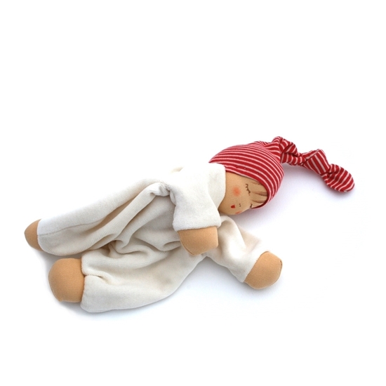 Slapend popje in ivoorkleurige badstof met huidkleurige handjes, voetjes en gezicht en een geknoopte pinnemuts in rood en wit gestreepte tricot.