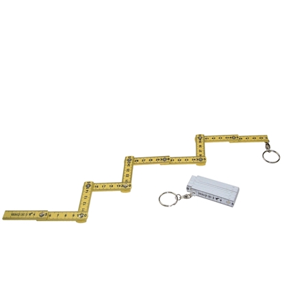 Een gele vouwmeter van 50 cm met sleutelhanger ligt uitgevouwen in zigzag, ernaast ligt een witte opgevouwen vouwmeter met sleutelring.
