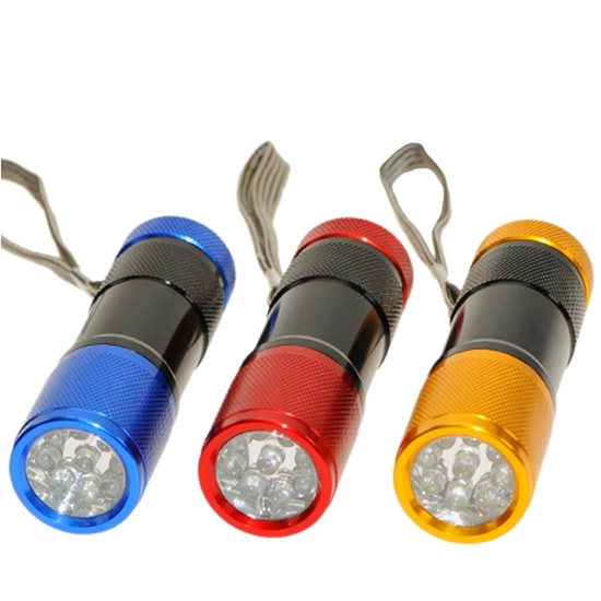 3 kleine metalen cilindrische LED zaklampen met een lus en negen kleine led lampen erin: 1 blauwe, 1 rode en 1 gele.