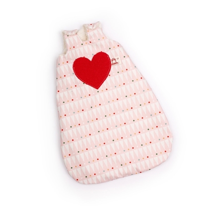 Poppen slaapzak in roze stof met witte driehoeken, veelkleurige puntjes en een groot rood hart vooraan.