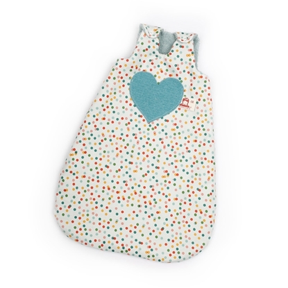 Poppenkleding: poppenslaapzak met een groot lichtblauw hart vooraan op een witte stof bezaaid met veelkleurige puntjes, en gevoerd met lichtblauwe badstof.