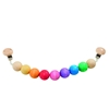 Een lange ketting van veelkleurige dikke houten kralen met 2 houten clipsen om aan de kinderwagen te bevestigen
