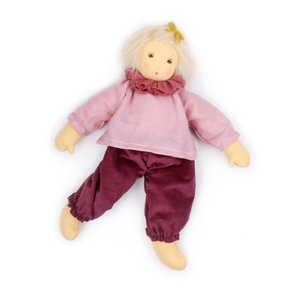 Poupée en tissu Nanchen de 40 cm aux yeux bruns et cheveux de mohair blonds. La poupée Waldorf porte un pantalon en velours bordeaux, une blouse à longues manches rose, une collerette rose foncé en tulle autour du cou et un petit nœud jaune dans les cheveux.