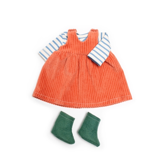 Poppenkleding bestaande uit een oranje corduroy overgooier-kleedje met drukknopen op de schouders, een wit-blauw gestreepte T-shirt met lange mouwen en een paar groene laarsjes in wolvilt.