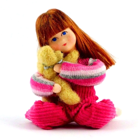 Afbeelding van Meisjespoppenhuiskarakter Erna Meyer Maja met teddybeer