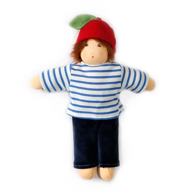 Nanchen kleine jongenspop, bruine ogen, kastanjebruin mohair haar, rode wollen muts, lange donkerblauwe fluwelen broek en blauw-wit gestreepte matrozentop.