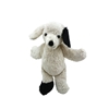 Petit chien en peluche blanc ayant une oreille noire et une patte noire, se tenant debout.