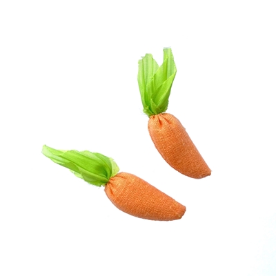 Deux petites carottes en tissu orange à feuillage vert pour jouet à la marchande