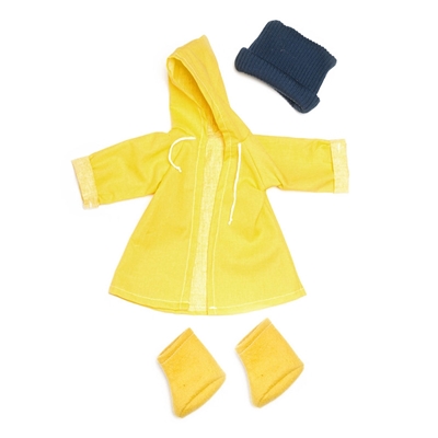 Un imperméable de poupée avec capuche jaune en coton bio,  une paire de bottes de poupée jaunes en feutre de laine et un bonnet de poupée en laine tricotée bleu foncé.