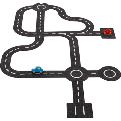 28 stukken zwarte vilt vormen een speelgoed circuit om met 2 houten autootjes te spelen.