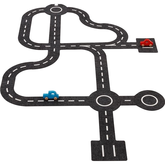 28 stukken zwarte vilt vormen een speelgoed circuit om met 2 houten autootjes te spelen.